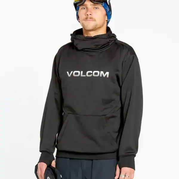 Mann trägt schwarzen Volcom Snow Hydro Kapuzenpullover mit Logo, Skihelm und Skibrille, bereit für Wintersport.