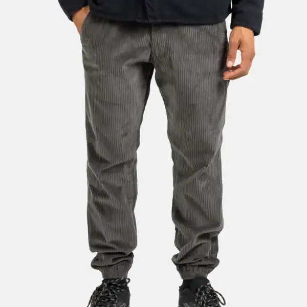 Herrenhose in Grau, bequem und stylisch, ideal für sportliche Aktivitäten und Freizeit.