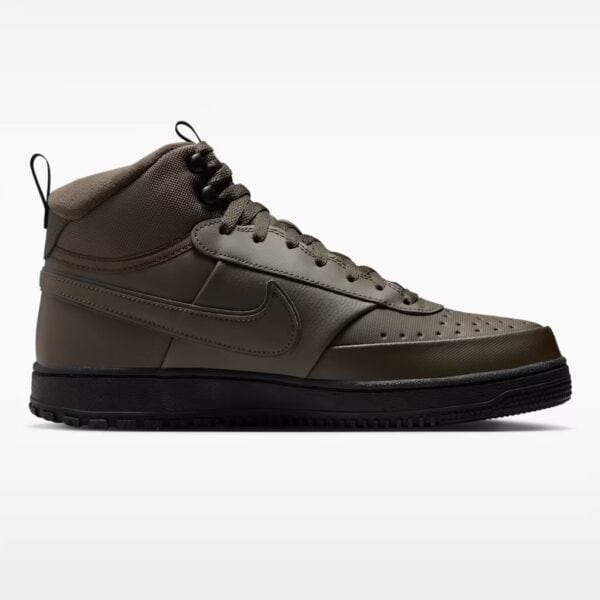Nike Court Vision Mid Stiefel in Dunkelgrün mit schwarzer Sohle und Schnürung, modischer Sportschuh für Alltag und Freizeit.