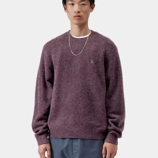 Lila Feinstrickpullover mit lockerer Passform, kombiniert mit blauen Hosen, auf weißem Hintergrund.